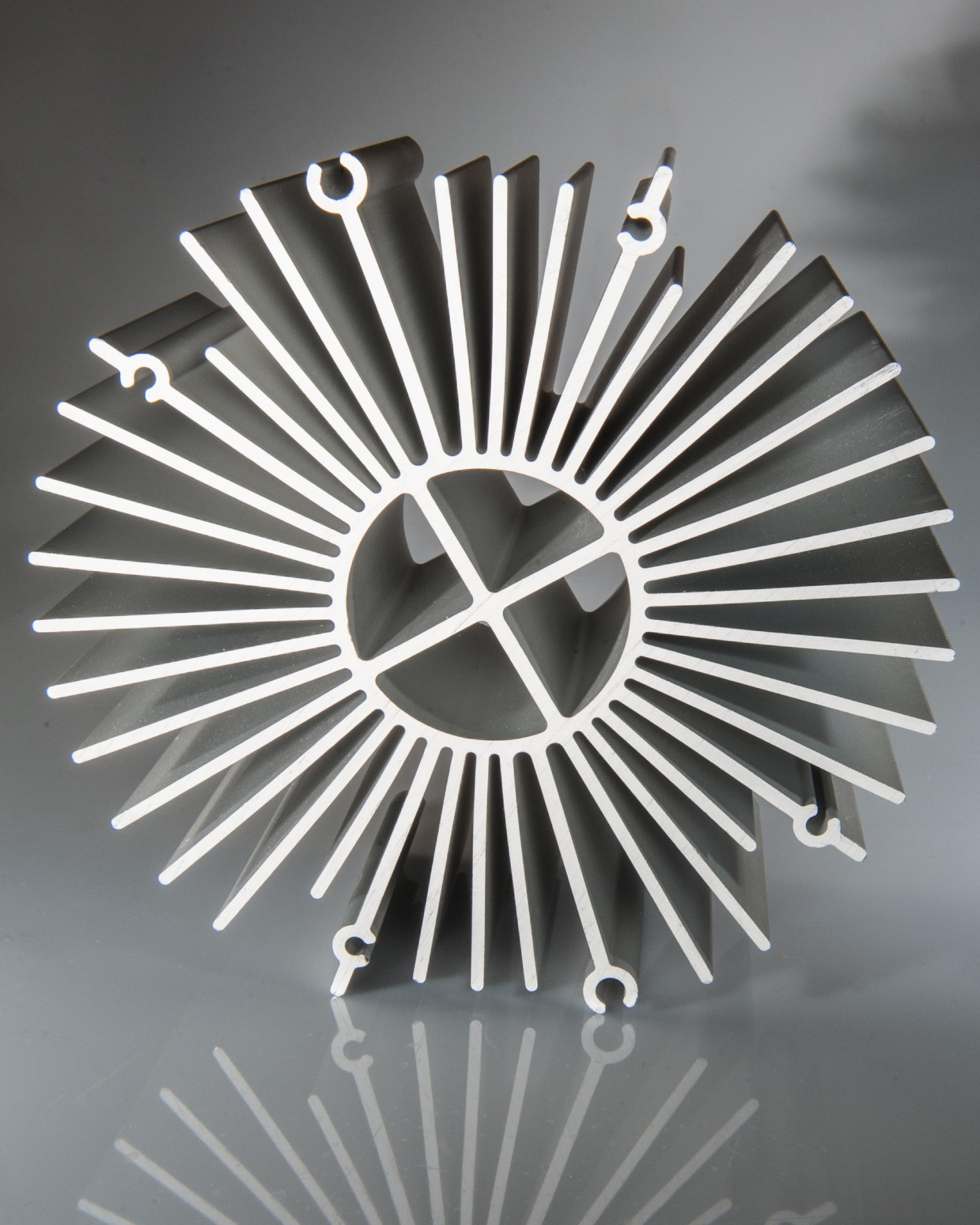 Radial heatsink with a crossed center